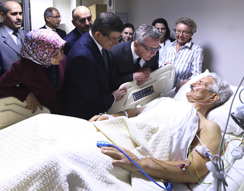 Turkey’s Prime Minister Ahmet Davutoglu (centre), accompanied by his wife Sare (left), and German Interior Minister Thomas de Maiziere (2nd right) visit a victim of Tuesday’s explosion in the historic Sultanahmet district of Istanbul, at a hospital in Istanbul, on Wednesday (AP photo)